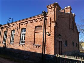 Kuva: Suvorovinkuja 1:n eteläsivu Kristiinankadun suuntaan kuvattuna. Taustalla Kristiinankatu 14, rak. 25.&nbsp;(Sitowise Oy Minna Halonen ja Nina Virtanen&nbsp;28.10.2020)