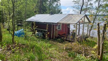 Kuva: Kohteeseen kuuluva pihapiiristä erillään sijaitseva rantasauna.&nbsp;(Dan Ronimus&nbsp;5/2022)