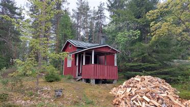 Kuva: Tavanomainen saunarakennus seisoo ylärinteessä asuinrakennuksen ja aitan itäpuolella.&nbsp;(Dan Ronimus&nbsp;5/2022)