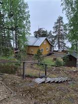 Kuva: Asuinrakennus sijaitsee rantaan viettävän tontin tasaisemmalla penkereellä.&nbsp;(Dan Ronimus&nbsp;5/2022)