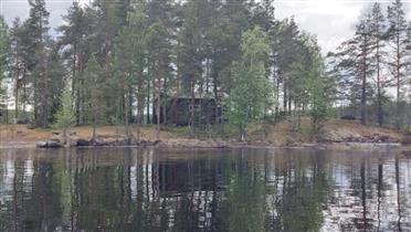 Kuva: Asuinrakennus saaren itäpuolelta kuvattuna.&nbsp;(Dan Ronimus&nbsp;5/2022)