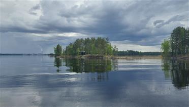 Kuva: Keskimmäinen Kuiluoto kohteineen istuu kauniisti avoimeen järvimaisemaan.&nbsp;(Dan Ronimus&nbsp;5/2022)