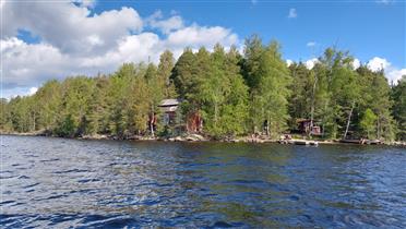 Kuva: Huvilarakennus talousrakennuksineen etualalla ja sauna kuvan oikean reunassa.&nbsp;(Dan Ronimus&nbsp;5/2022)