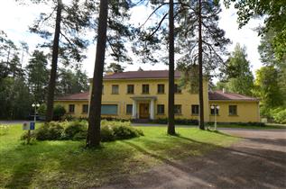 Kuva: Entinen Paraisten Kalkkivuori Oy:n johtajan asuintalo Paraistentie 23:ssa pohjoisesta päin kuvattuna.&nbsp;(Päivi Makkonen&nbsp;2025)
