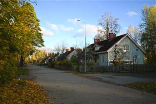 Kuva: Parkkarilankatua lännestä päin kuvattuna. Etualalla Parkkarilankatu 47.&nbsp;(Päivi Makkonen&nbsp;2025)