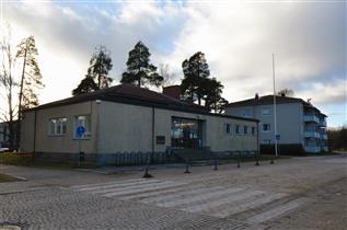 Kuva: Lauritsalan kirjasto Hallituskadun yli, koillisesta päin kuvattuna.&nbsp;(Päivi Makkonen&nbsp;2025)
