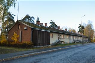Kuva: Lauritsalan terveystalo Tietokadulta, kaakosta päin kuvattuna. Etualalla vuoden 1966 laajennusosa.&nbsp;(Päivi Makkonen&nbsp;2025)