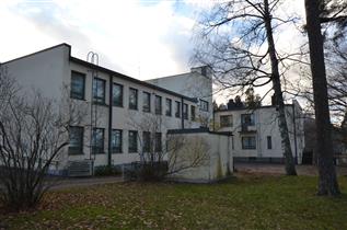 Kuva: Lauritsala-talon takapihaa koillisesta päin kuvattuna.&nbsp;(Päivi Makkonen&nbsp;2025)
