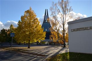 Kuva: Lauritsalan kirkko Kauppalankadulta lounaaseen päin kuvattuna. Oikealla Lauritsalan seurakuntakoti.&nbsp;(Päivi Makkonen&nbsp;2025)