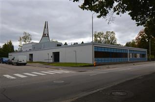 Kuva: Lauritsalan seurakuntakoti Hallituskadulta etelään päin kuvattuna. Taustalla Lauritsalan kirkko.&nbsp;(Päivi Makkonen&nbsp;2025)