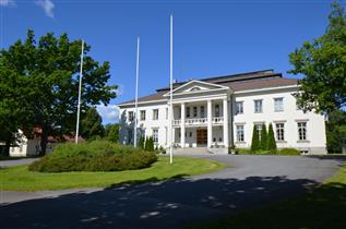 Kuva: Kaukaan edustuskerho kaakosta päin kuvattuna. Vasemmalla kerhon vierasmaja.&nbsp;(Päivi Makkonen&nbsp;2026)