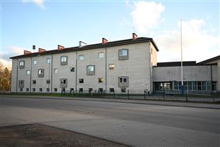 Kuva: Kaukaan koulurakennuksen luokkasiipi luoteesta päin kuvattuna.&nbsp;(Päivi Makkonen&nbsp;2025)