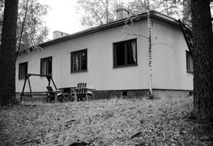 Kuva: Asuinrakennus idästä.&nbsp;(Iiris Virtasalo&nbsp;1999)