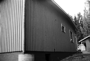 Kuva: Asuinrakennus idästä.&nbsp;(Iiris Virtasalo&nbsp;1999)