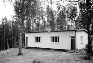 Kuva: Asuinrakennus lännestä.&nbsp;(Iiris Virtasalo&nbsp;1999)