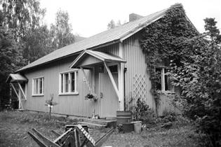 Kuva: Asuinrakennus pohjoisesta.&nbsp;(Iiris Virtasalo&nbsp;1999)