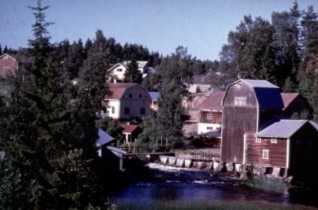 Kuva: Mylly- ja kylämaisemaa vuonna 1986.&nbsp;(Arto Hämäläinen&nbsp;15.06.1986)