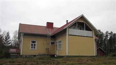 Kuva: Päärakennuksen pohjoisosan risaliitti.&nbsp;(Niina Ahlfors&nbsp;lokakuu 2012)