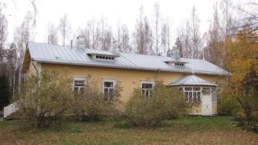 Kuva: Päärakennus kaakosta.&nbsp;(Niina Ahlfors&nbsp;lokakuu 2012)