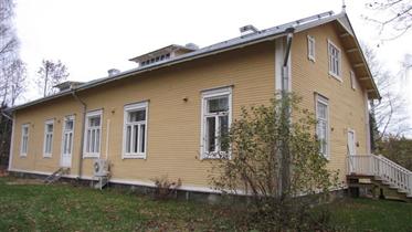 Kuva: Päärakennus lounaasta.&nbsp;(Niina Ahlfors&nbsp;lokakuu 2012)
