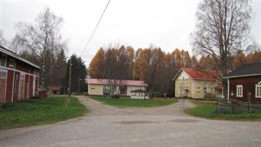 Kuva: Pihapiiriä Uukuniementielle.&nbsp;(Niina Ahlfors&nbsp;lokakuu 2012)