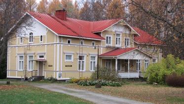 Kuva: Päärakennus.&nbsp;(Niina Ahlfors&nbsp;lokakuu 2012)