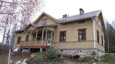 Kuva: Päärakennus länteen.&nbsp;(Niina Ahlfors&nbsp;lokakuu 2012)
