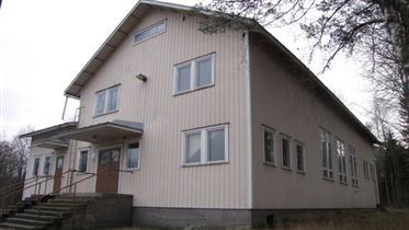 Kuva: Rajapirtti sisäänkäynteineen.&nbsp;(Niina Ahlfors&nbsp;lokakuu 2012)