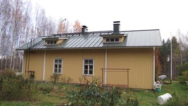 Kuva: Päärakennus lännestä.&nbsp;(Niina Ahlfors&nbsp;lokakuu 2012)