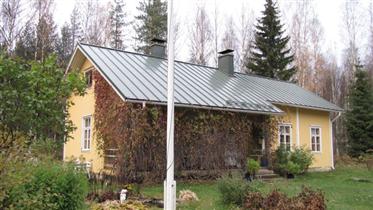 Kuva: Päärakennus etelästä.&nbsp;(Niina Ahlfors&nbsp;lokakuu 2012)