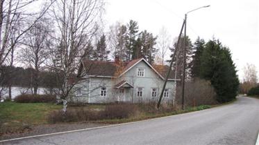 Kuva: Päärakennus sijaitsee Uukuniementien varressa.&nbsp;(Niina Ahlfors&nbsp;lokakuu 2012)
