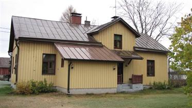 Kuva: Päärakennus etelään.&nbsp;(Niina Ahlfors&nbsp;lokakuu 2012)