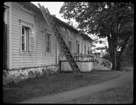 Kuva: Koitsanlahden hovi Parikkalan mieskotiteollisuuskouluna. Fasadi puutarhan puolelta kuvattuna.&nbsp;(Tmi Kotiseutukuva&nbsp;1951)
