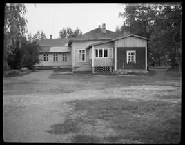 Kuva: Koitsanlahden hovi Parikkalan mieskotiteollisuuskouluna. Hovin päärakennus pihalta kuvattuna.&nbsp;(Tmi Kotiseutukuva&nbsp;1951)