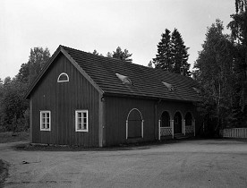 Kuva: Pappilan talousrakennus vuodelta 1926. Rakennus on toiminut myös rippikoulutupana.&nbsp;(Arto Hämäläinen&nbsp;1986)