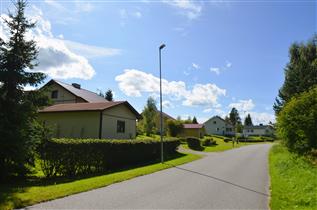Kuva: Näkymä Matomäenkadulta kohti länttä. Vasemmalla Matomäenkatu 17, 15, 13 ja 11.&nbsp;(Päivi Makkonen&nbsp;2026)