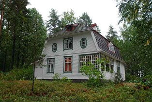 Kuva: Huvila luoteesta kuvattuna.&nbsp;(Miikka Kurri&nbsp;15.9.2011)