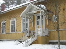 Kuva: Koulurakennuksen julkisivua.&nbsp;(Miikka Kurri&nbsp;7.4.2011)
