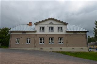 Kuva: Savitaipaleen kivikoulu lännestä päin kuvattuna.&nbsp;(Päivi Makkonen&nbsp;2025)