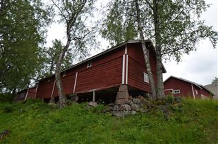 Kuva: Koivurinteen tilan makasiinirakennus Kaijanlahdentieltä, pohjoisesta päin kuvattuna. Vasemmalla saunrakennus.&nbsp;(Päivi Makkonen&nbsp;2025)