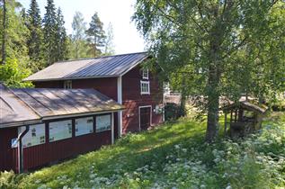 Kuva: Kärnäkosken mylly louteesta päin kuvattuna. Vasemmalla myllyn ja sahan välinen rakennus.&nbsp;(Päivi Makkonen&nbsp;2025)