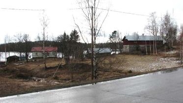Kuva: Pihapiiri tieltä kuvattuna.&nbsp;(Teija Ahola&nbsp;2007)