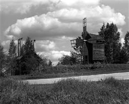 Kuva: Tuulimylly ja kuivaamo.&nbsp;(Arto Hämäläinen&nbsp;1987)