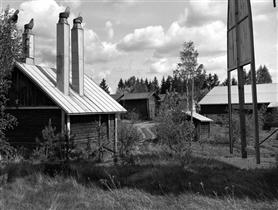 Kuva: Pihapiiriä tuulimyllyn suunnasta.&nbsp;(Arto Hämäläinen&nbsp;1987)