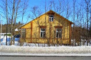 Kuva: Päärakennus tieltä, lännestä kuvattuna.&nbsp;(Miikka Kurri&nbsp;21.3.2013)
