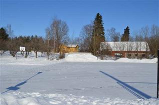 Kuva: Pihapiiri vanhan kansakoulun suunnasta.&nbsp;(Miikka Kurri&nbsp;21.3.2013)