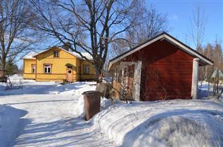 Kuva: Päärakennus ja aittarivi tieltä, idästä kuvattuna.&nbsp;(Miikka Kurri&nbsp;21.3.2013)