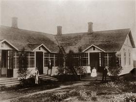 Kuva: Kuva rakennuksesta ennen sotia, jossa näkyy Lappeenrantaan kaupparakennukseksi siirretty siipiosa ja kuistit.&nbsp;1920-30-luku?)