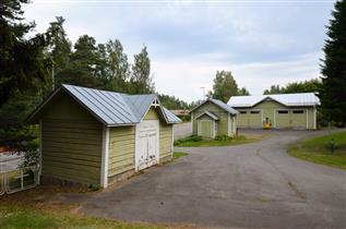 Kuva: Taipalsaaren hautausmaan leikkuumökit lounaasta päin kuvattuna. Taustalla uudempi huoltorakennus.&nbsp;(Päivi Makkonen&nbsp;2025)